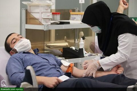 بالصور/ إهداء الدم من قبل طلاب مدرسة الإمام الخامنئي العلمية بمدينة أرومية الإيرانية