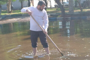 پای خدمت که در میان باشد! لباس فرقی ندارد...+عکس