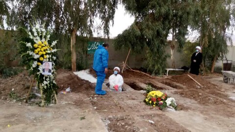 تصاویر/ تغسیل و تدفین اموات کرونایی با حضور جهادی طلاب مدرسه علمیه امام جواد(ع) گرمسار