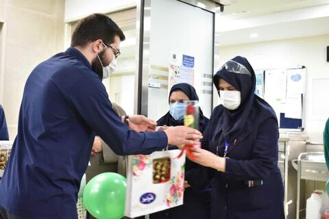 گزارش تصویری/ جهادگران سلامت قرارگاه نرجس خاتون(س) با حضور در بیمارستان امیراعلم تهران، از زحمات شبانه روزی کادر درمان تشکر کردند.