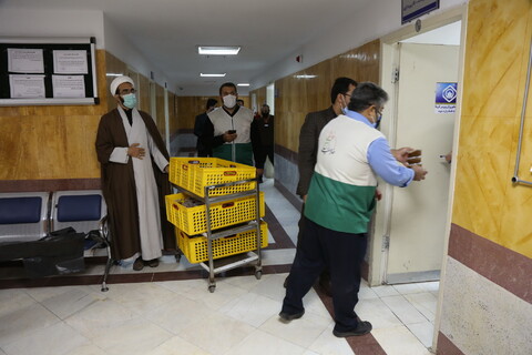 تصاویر/ پخش سمنو نمایندگی  آستان قدس رضوی در بیمارستانهای قم