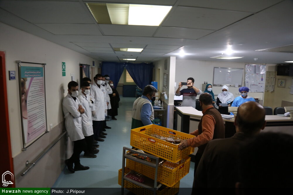 تصاویر/ پخش سمنو نمایندگی  آستان قدس رضوی در بیمارستانهای قم