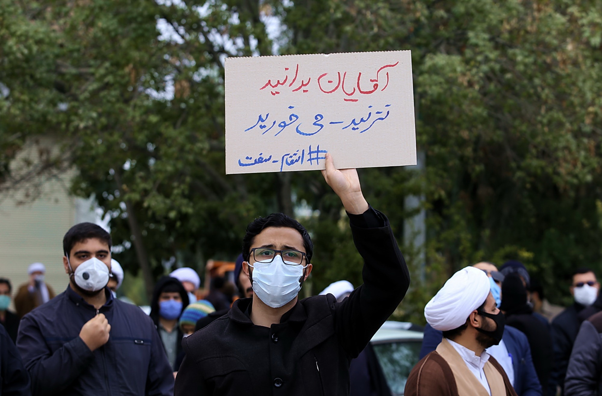 تصاویر/ تجمع دانشجویان و طلاب انقلابی قم در پی شهادت شهید محسن فخری زاده