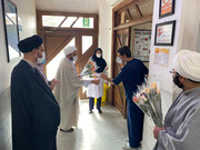تصاویر / اهدای گل به کادر بیمارستان گودرز یزد