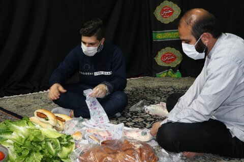 تصاویر| توزیع غذای آماده میان کارتن خواب های شیراز