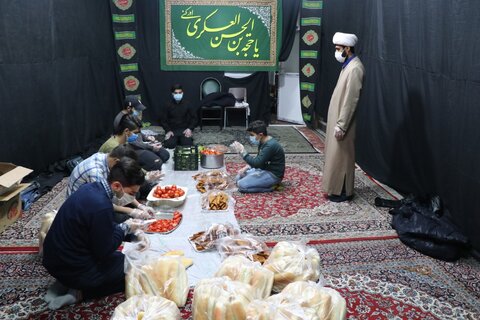 تصاویر| توزیع غذای آماده میان کارتن خواب های شیراز