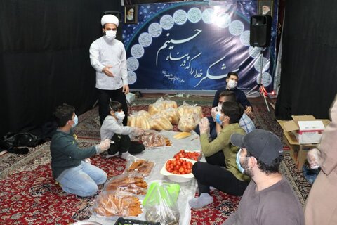 بالصور/ توزيع الطعام من قبل طلاب العلوم الدينية في مدينة شيراز