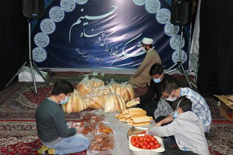 بالصور/ توزيع الطعام من قبل طلاب العلوم الدينية في مدينة شيراز