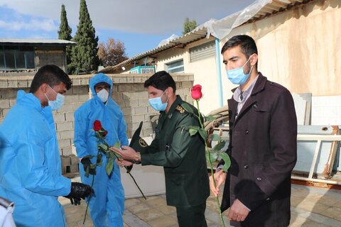بالصور/ تكريم الطلاب المتطوعين في غسل موتى الكورونا من قبل نائب منظمة التعئبة في محافظة فارس جنوبي إيران