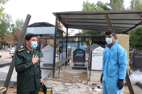 بالصور/ تكريم الطلاب المتطوعين في غسل موتى الكورونا من قبل نائب منظمة التعئبة في محافظة فارس جنوبي إيران