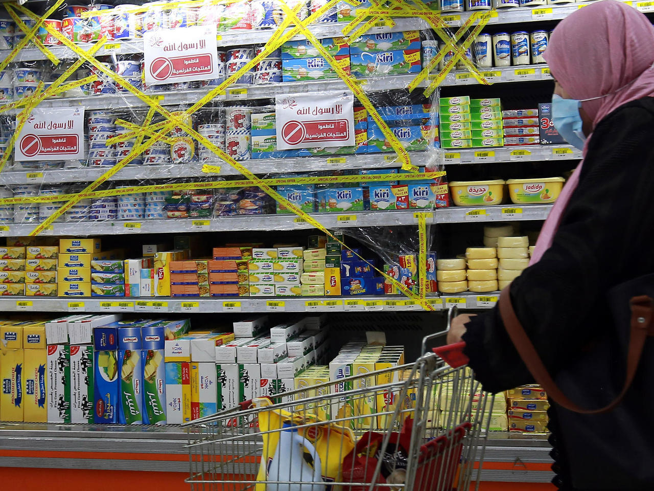 Muslim World figures urge boycott of French goods