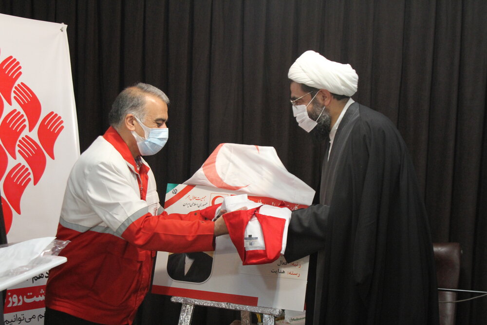 امام جمعه همدان داوطلب افتخاری هلال‌احمر شد