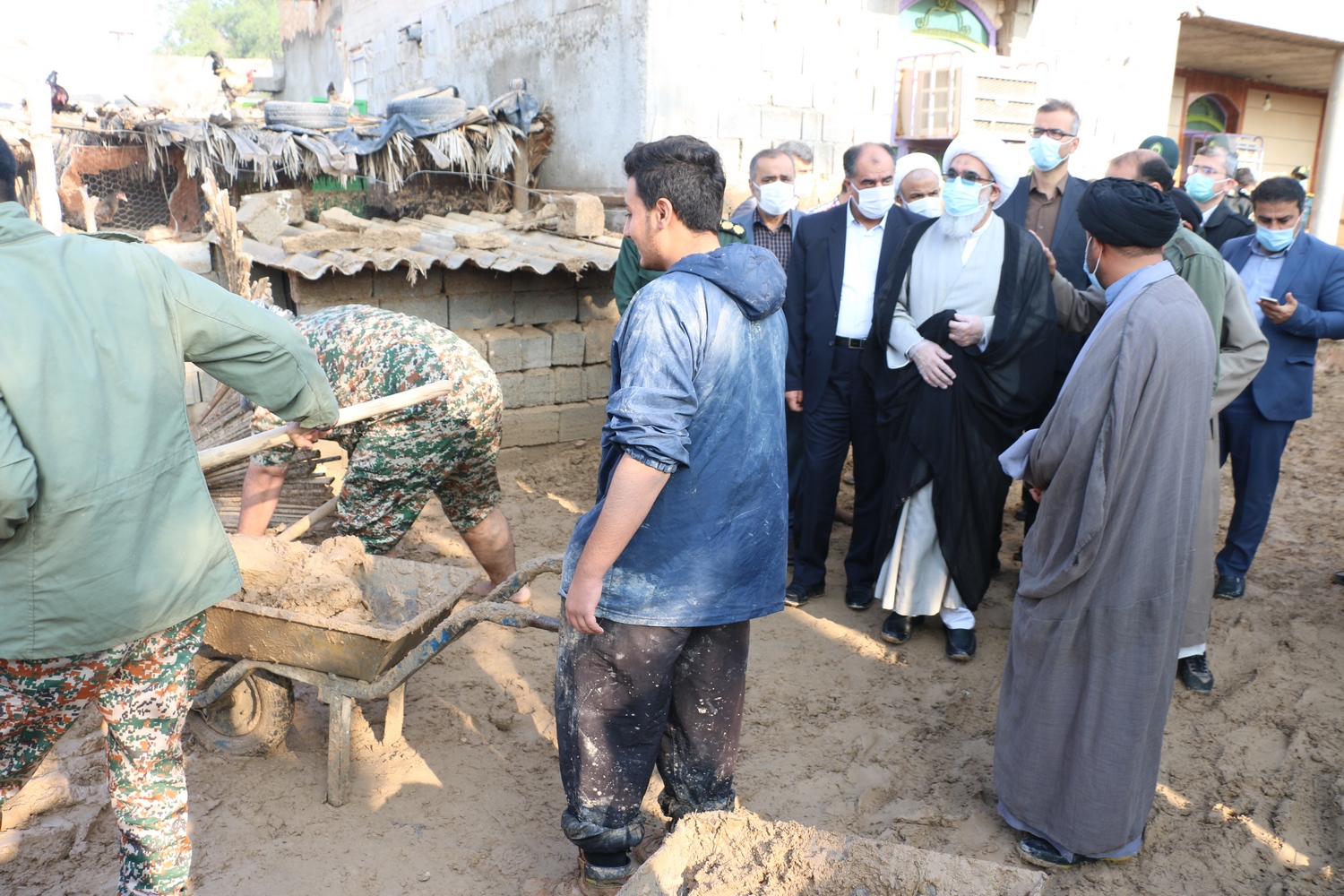 بازدید امام جمعه بوشهر از مناطق سیل زده دشتستان