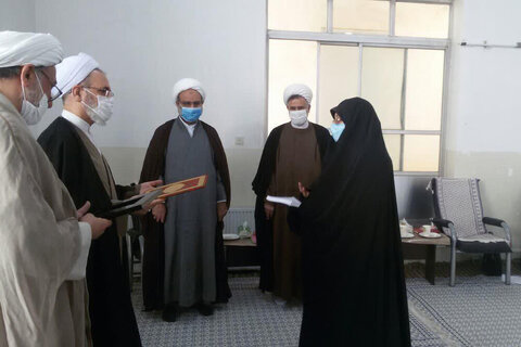 بالصور/ تكريم الطالبات الباحثات في الحوزة العلمية النسوية بمدينة ميبد وسط إيران
