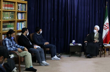 تصاویر/ دیدار جوانان فعال در تبیین بیانیه گام دوم انقلاب با آیت الله اعرافی