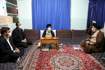 مسئولین برای خدمت رسانی به مردم و جامعه تلاش بیشتری کنند