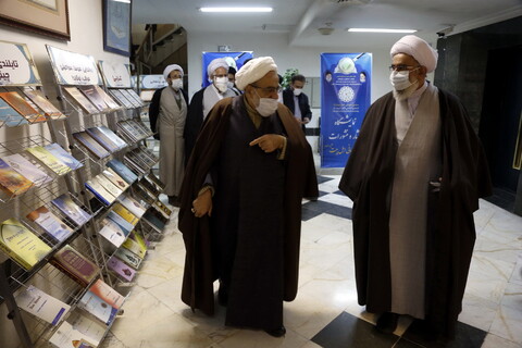 تصاویر/ تجلیل از مقام علمی ایت الله خوشنویس و رونمایی از کتاب های ایشان