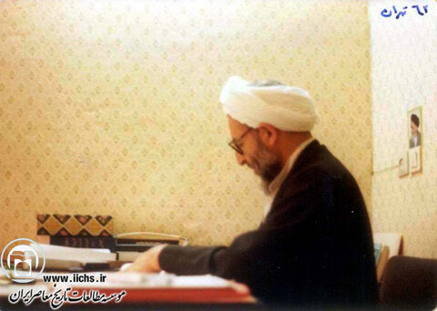 آیت‌الله محمد یزدی در حال مطالعه  تهران 1362