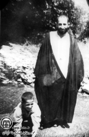 آیت‌الله محمد یزدی در دوران جوانی در کنار یکی از فرزندان