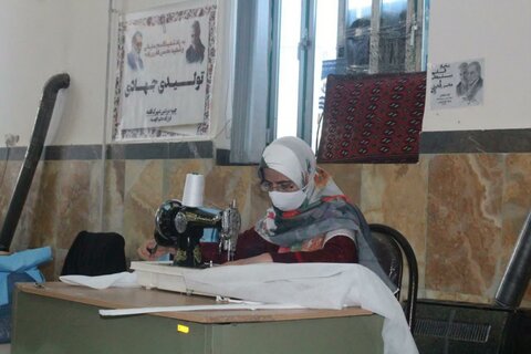 تصاویر/بازدید نماینده ولی فقیه در کردستان از کارگاه تولید «گانهای بهداشتی» قرارگاه خاتم الاوصیاء (ص) در قروه
