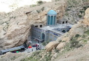 بقعه ای متبرک در دل کوه های زاگرس | نمایش معماری اسلامی در ورودی یک غار