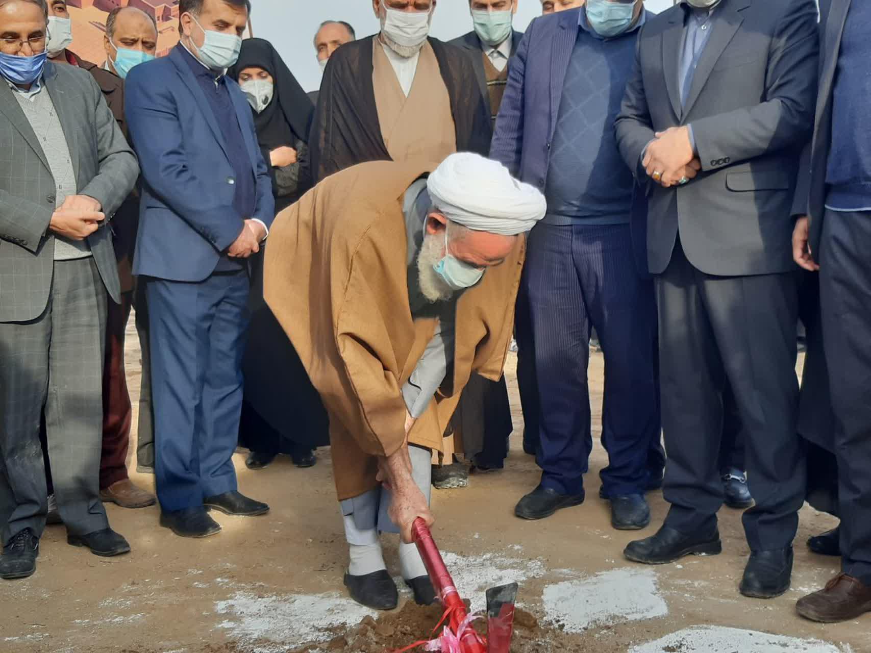 کلنگ بزرگترین مجتمع فرهنگی و ورزشی در قمصر به زمین زده شد