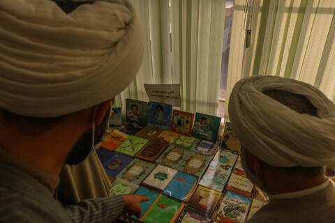 بازدید حوزویان از نمایشگاه کتاب حوزه علمیه اصفهان
