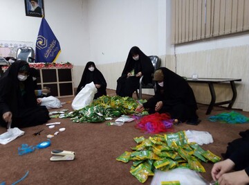 کلیپ |  آماده‌سازی بسته‌های تبرکی رضوی جهت توزیع بین پرستاران توسط بانوان طلبه