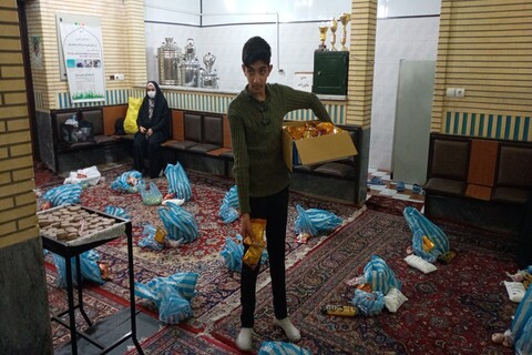 تصاویر/ توزیع 160 بسته غذایی توسط مجمع جوانان انقلابی منطقه 2 ارومیه