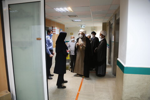 تصاویر/تقدیر روحانیون از پرستاران بیمارستان حضرت معصومه(س) به مناسبت میلاد حضرت زینب