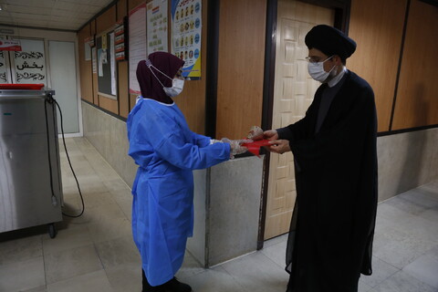 تصاویر/تقدیر روحانیون از پرستاران بیمارستان حضرت معصومه(س) به مناسبت میلاد حضرت زینب