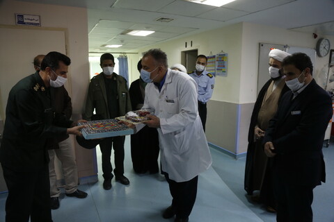 تصاویر/تقدیر روحانیون از پرستاران بیمارستان امام رضا(ع) به مناسبت میلاد حضرت زینب