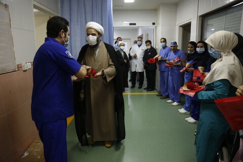 تصاویر/تقدیر روحانیون از پرستاران بیمارستان امام رضا(ع) به مناسبت میلاد حضرت زینب