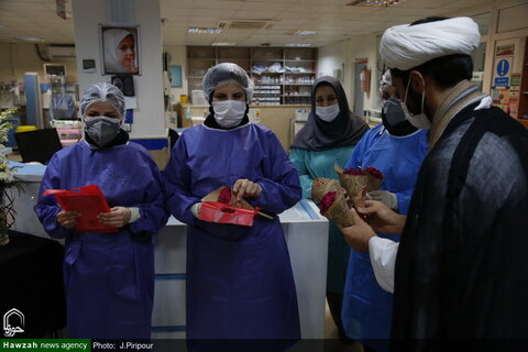 بالصور/ تكريم الممرضين والممرضات من قبل طلاب العلوم الدينية في مختلف أرجاء إيران