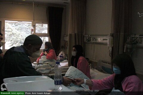 بالصور/ تكريم الممرضين والممرضات من قبل طلاب العلوم الدينية في مختلف أرجاء إيران