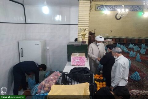 بالصور/ توزيع 160سلة غذائية بين العوائل المتعففة من قبل جمعية شباب الثورة الإسلامية في مدينة أرومية شمالي غرب إيران