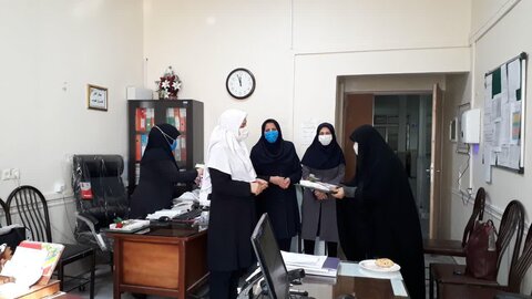 تصاویر/ تقدیر از پرستاران و مدافعان سلامت توسط مسئولین حوزه علمیه خواهران بناب