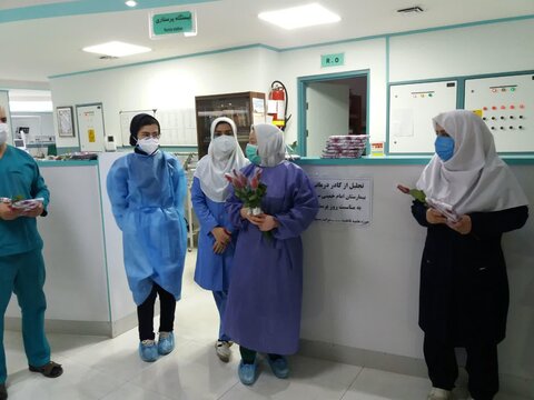 تصاویر/ تقدیر از پرستاران و مدافعان سلامت توسط مسئولین حوزه علمیه خواهران سراب