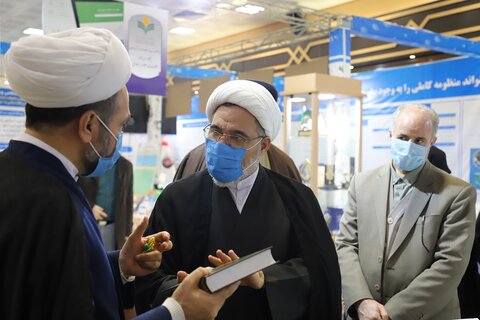 بازدید مدیر حوزه‌های علمیه خواهران از نمایشگاه دستاوردهای ۱۰ ساله دفتر تبلیغات اسلامی