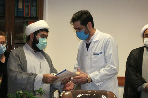 تصاویر/تقدیر از پرستاران و پرسنل بیمارستان «کوثر» سنندج توسط حوزه علمیه کردستان
