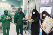 تصاویر/تقدیر بانوان طلبه مدرسه حضرت زینب(س)از کادر درمان شهر یزد