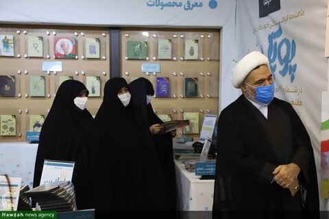 بالصور/ مدير الحوزات العلمية النسوية في إيران يتفقد معرض الكتاب وإنجازات السنوات العشر لمكتب التبليغ الإسلامي بقم المقدسة