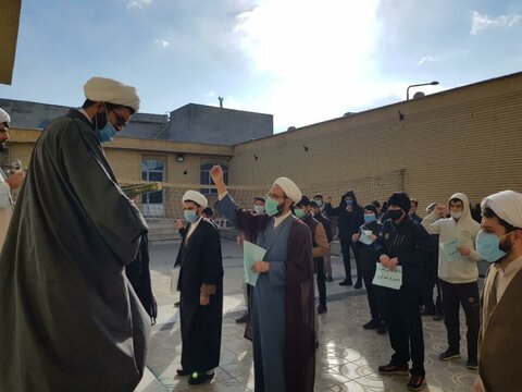 تصاویر/ تجمع اعتراضی طلاب مدرسه علمیه بیجار در محکومیت سخنان هتاکانه علیه رهبر معظم انقلاب