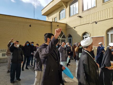 تصاویر/ تجمع اعتراضی طلاب مدرسه علمیه بیجار در محکومیت سخنان هتاکانه علیه رهبر معظم انقلاب