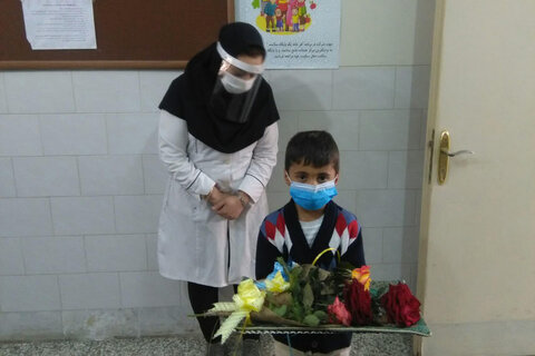 تصاویر/تقدیر بانوان طلبه مدرسه حضرت زینب(س)از کادر درمان یزد