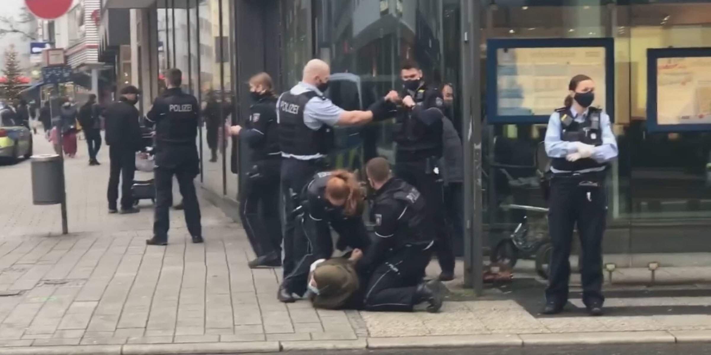 German police violently arrest Muslim Woman with toddler for not wearing mask