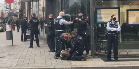 German police violently arrest Muslim Woman with toddler for not wearing mask