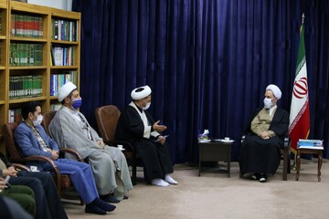 تصاویر/ دیدار معاون نهضت سواد آموزی قم با آیت الله اعرافی