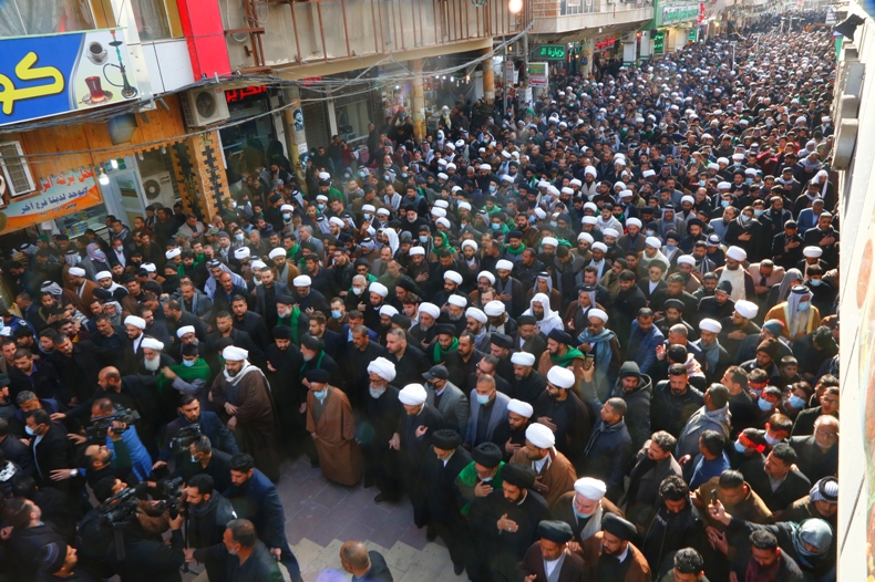 آية الله النجفي يتقدم المؤمنين في إحياء ذكرى شهادة سيدة نساء العالمين (عليها السلام)