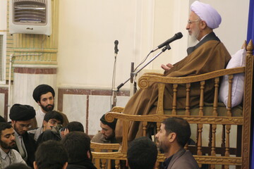 تصاویر آرشیوی از دیدار طلاب و روحانیون اهر با آیت الله العظمی جوادی آملی در دی‌ماه ۱۳۸۳